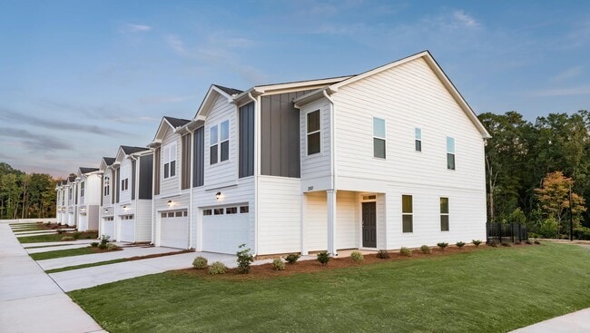 Exteriores de casas adosadas modernas en Amavi Brier Creek, que ofrecen una vida refinada en Durham con cómodo acceso a las tiendas, restaurantes y rutas de cercanías de Brier Creek. - Amavi Brier Creek