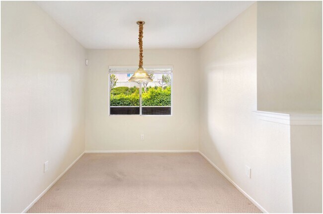 Building Photo - 1 Bedroom Condo - Ritz Pointe