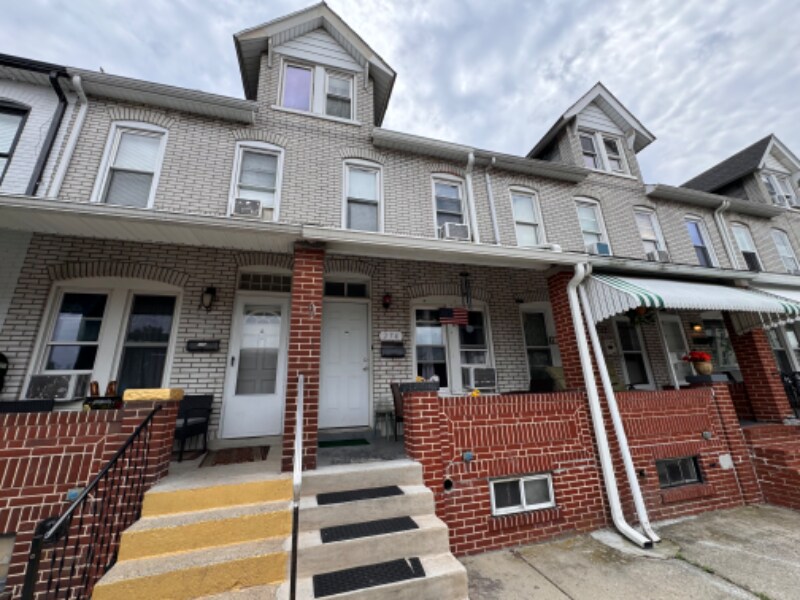 Primary Photo - 274 E Elm St
