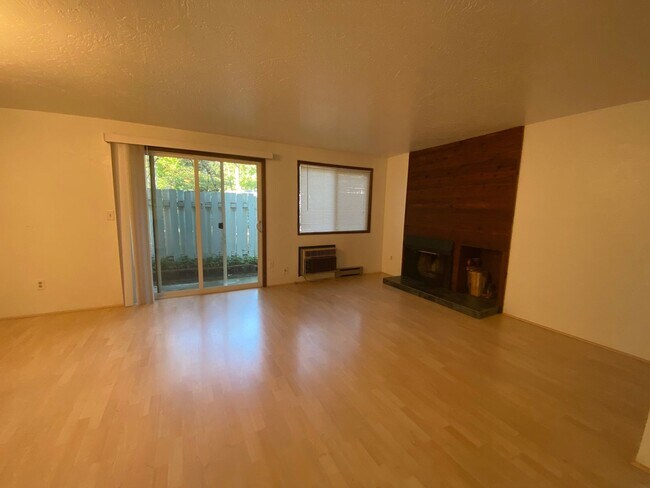 Foto del edificio - 2 Bedroom Lake Oswego Condo! Water, sewer,...