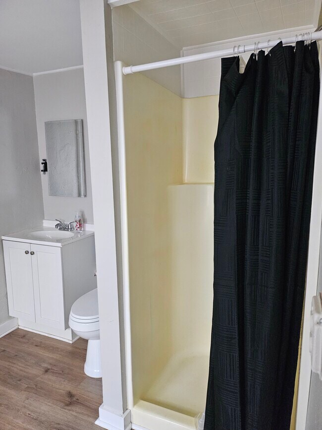 Baño - 613 Poplar St