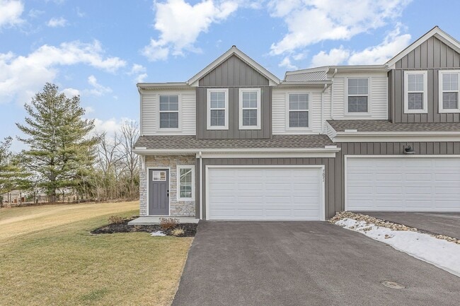 Building Photo - Welcome to this charming 3 bedroom, 2.5 ba...