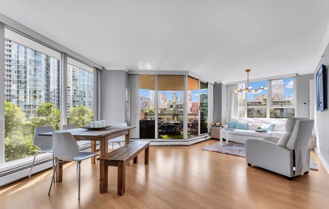 Photo du bâtiment - 1009 Expo Blvd