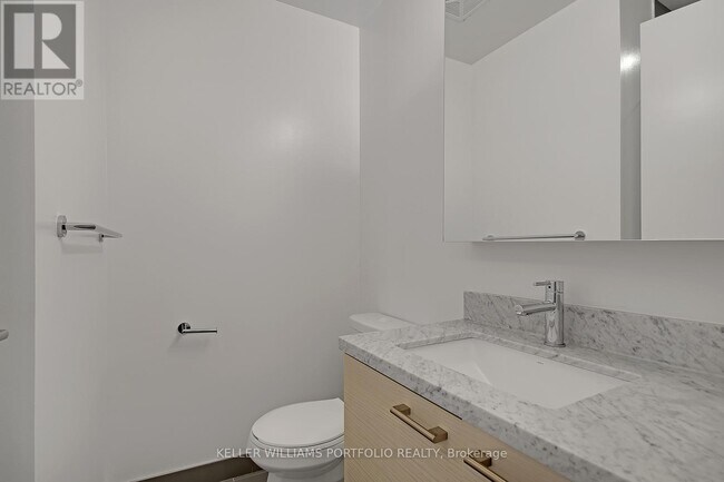 Photo du bâtiment - 2221 Yonge St