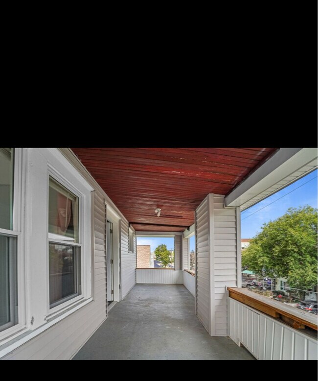 Building Photo - 40 Roberts St