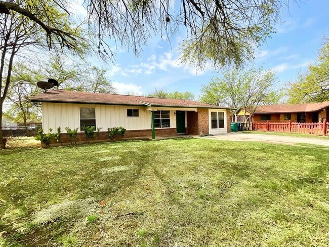 Foto del edificio - **APPLICATION RECEIVED** *MOVE IN SPECIAL* Tucked Away on a Cul-de-Sac | 3-Bedroom San Antonio Home!
