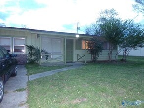 Building Photo - 2107 Fernbrook Dr NE