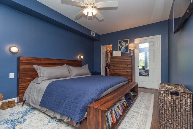 Building Photo - 2549 W Sunnyside Ave