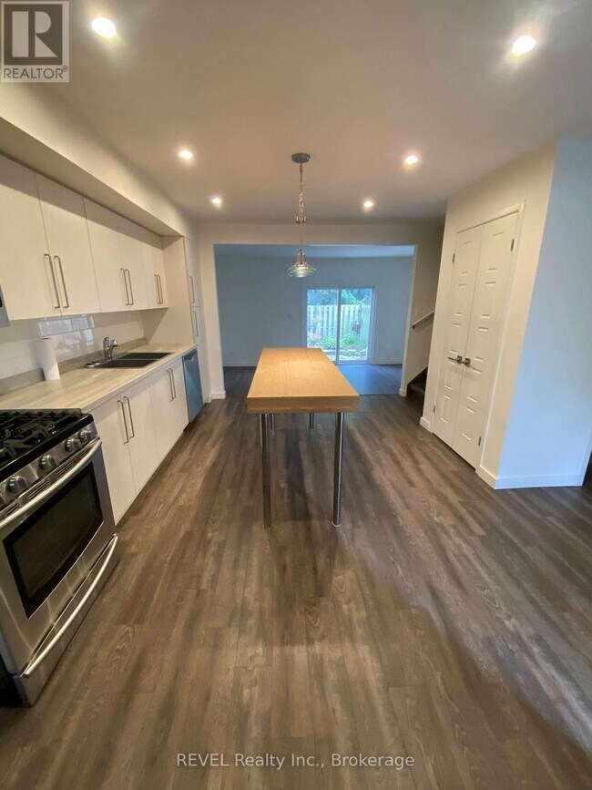 Photo du bâtiment - 5815 Swayze Dr