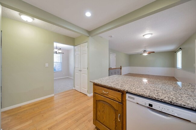 Building Photo - Spacious 4 Bed, 3 Bath Pet-Friendly Home w...