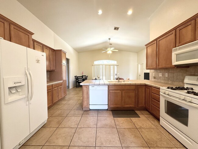 Building Photo - AVAILABLE NOW!!! 3 Bed/2 Bath Home in Dese...