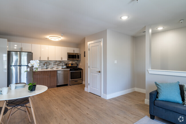 1BR, 1BA - 633SF - Americanside Apartments