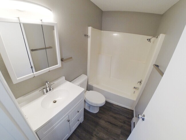 ¡Cuarto de baño renovado - Green Acres Apartments