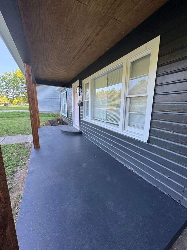 Building Photo - Three Bedroom Home with Fenced Backyard