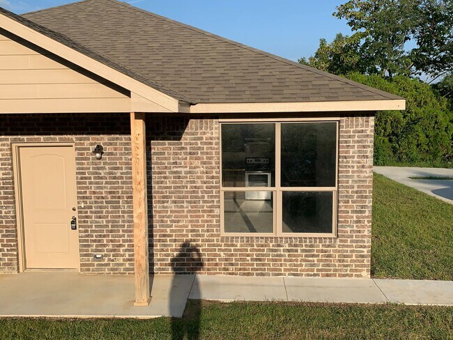 Building Photo - BRAND NEW DUPLEX BUILT IN 2020