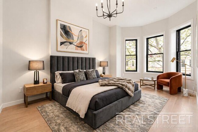 Foto del edificio - Stunning Brand New 3 Bed 2 Bath in Crown Heights Brownstone!