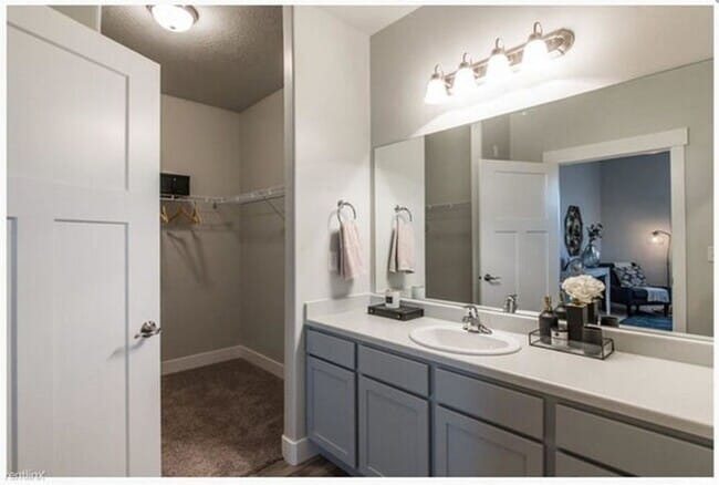 Foto del edificio - Beautiful 3 Bd, 2 Ba Condo with Garage Par...
