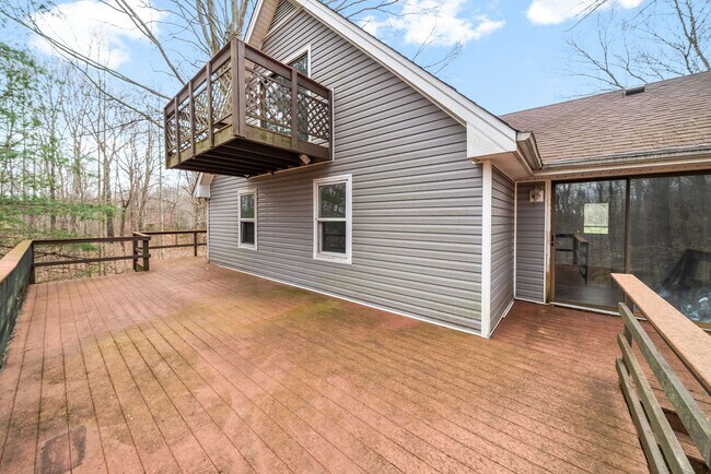Foto del edificio - Lovely home on beautiful wooded corner lot