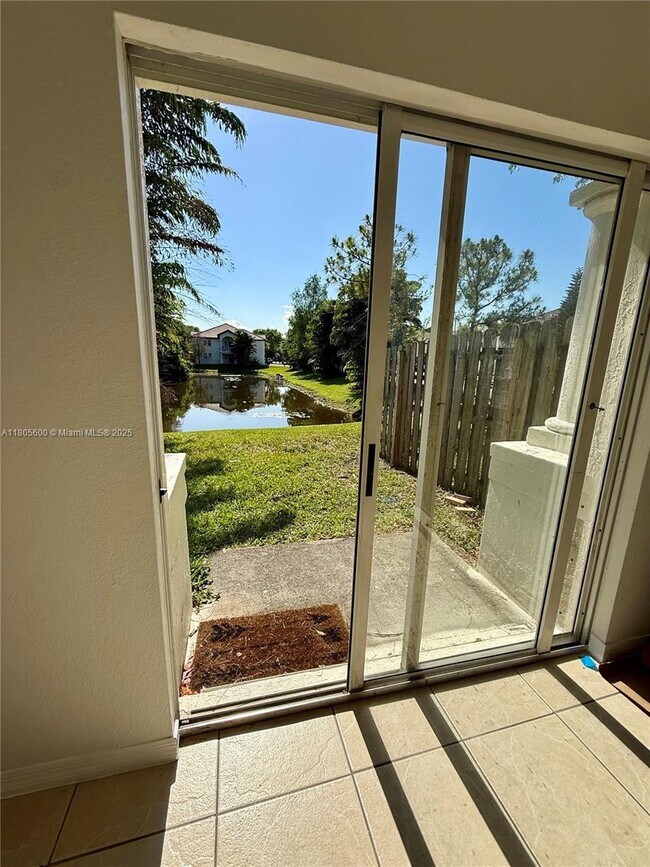 Foto del edificio - 8851 NW 110th Pl