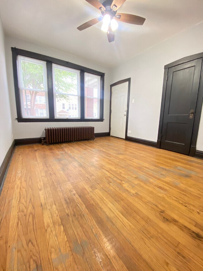 Building Photo - 3115 W 39th Plz