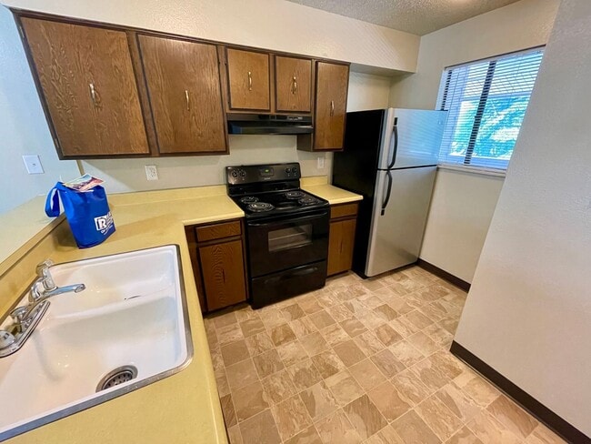 Building Photo - Cozy Studio Condo with Bonus Room/Study!