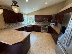 Building Photo - 595 Hawthorne Rise