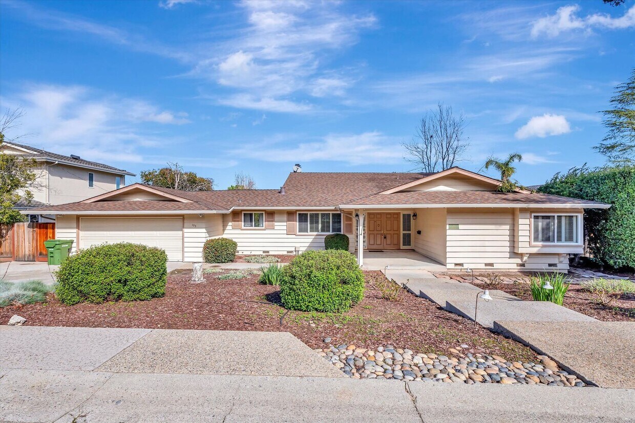 Foto principal - Tri-Level Home in Los Gatos