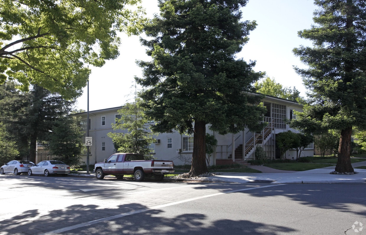 Building Photo - 596 N 2nd St