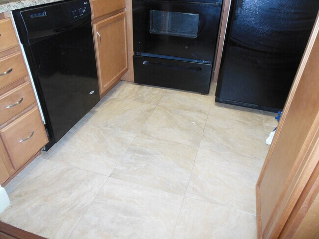Foto del edificio - TWO BEDROOM TWO BATHROOM! WATERFRONT COMMU...