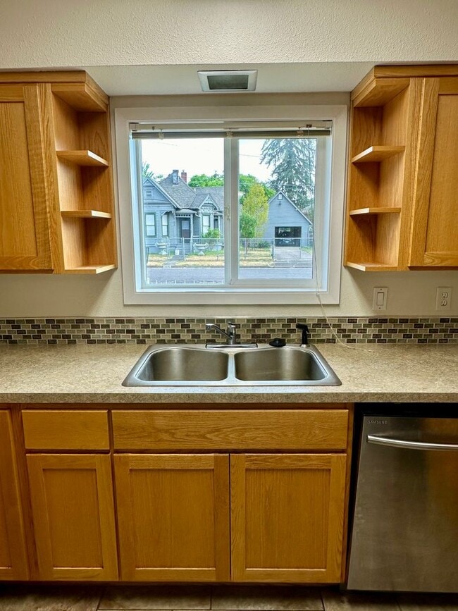 Building Photo - Two-Bedroom House