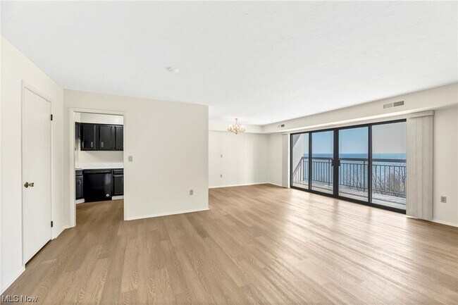 Foto del edificio - 12550 Lake Ave