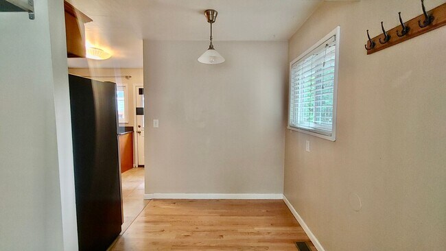 Building Photo - Charming 2 Bed, 1 Bath in Vibrant Sellwood!
