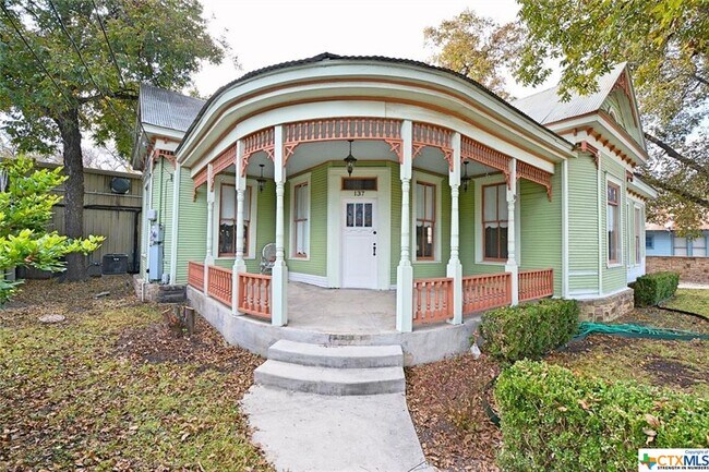 Building Photo - 137 N Sycamore Ave