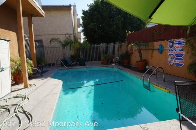 Building Photo - 13952 Moorpark St