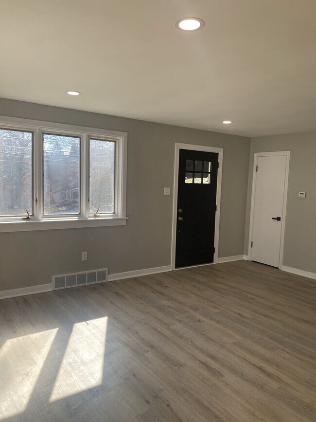 Foto del edificio - ADORABLE 2 BEDROOM / 1 BATH BRICK RANCH HOME - E McKEEPSPORT