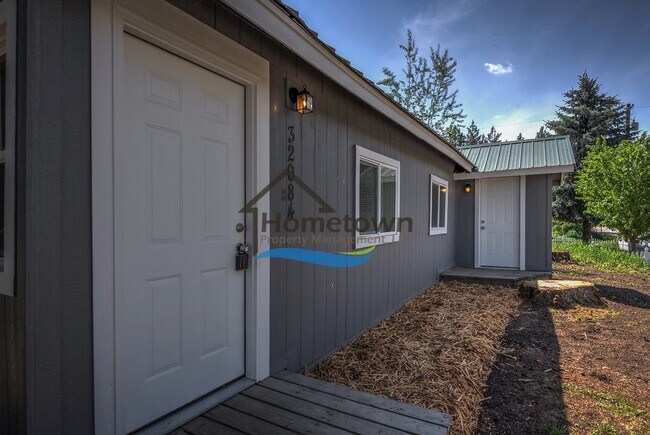 Building Photo - 1 Bed 1 Bath Home w/Detached Garage Downto...