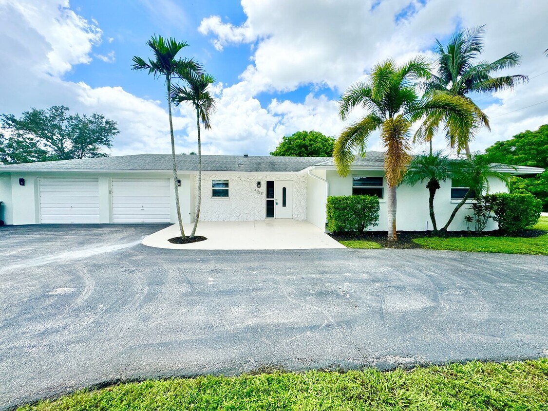 Primary Photo - ** CENTRAL NAPLES ** 3 BED + DEN / 2 BATH ...