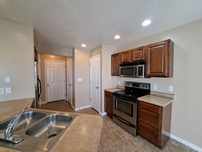 Building Photo - 1285 Firefly Dr
