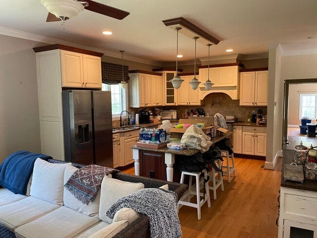 Kitchen - 23 Spring Valley Rd
