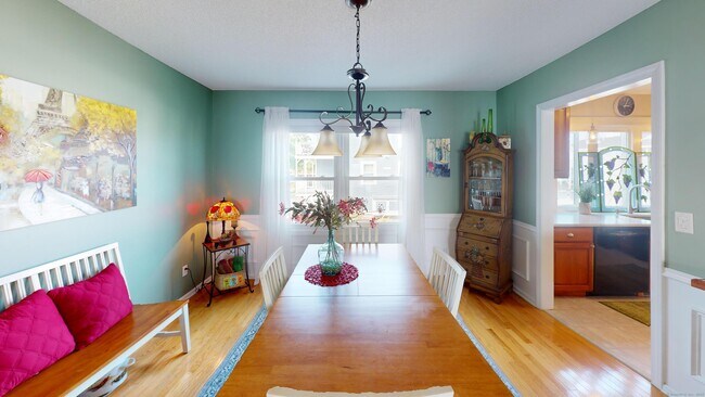 Building Photo - 72 Cosey Beach Ave