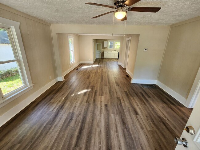Building Photo - Spacious 2-Bedroom, 1-Bathroom Home AVAILA...