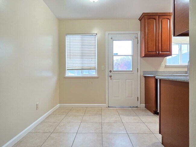 Foto del edificio - Cute 2-Story Townhouse Style Apartment, Gated Courtyard, Remodeled Inside, Wood Floors, Fresh Paint!