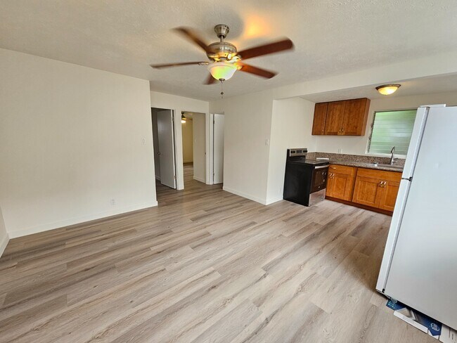 Foto del edificio - 2 bedroom, 1 bathroom with one driveway pa...
