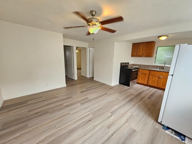 Building Photo - 2 bedroom, 1 bathroom with one driveway pa...