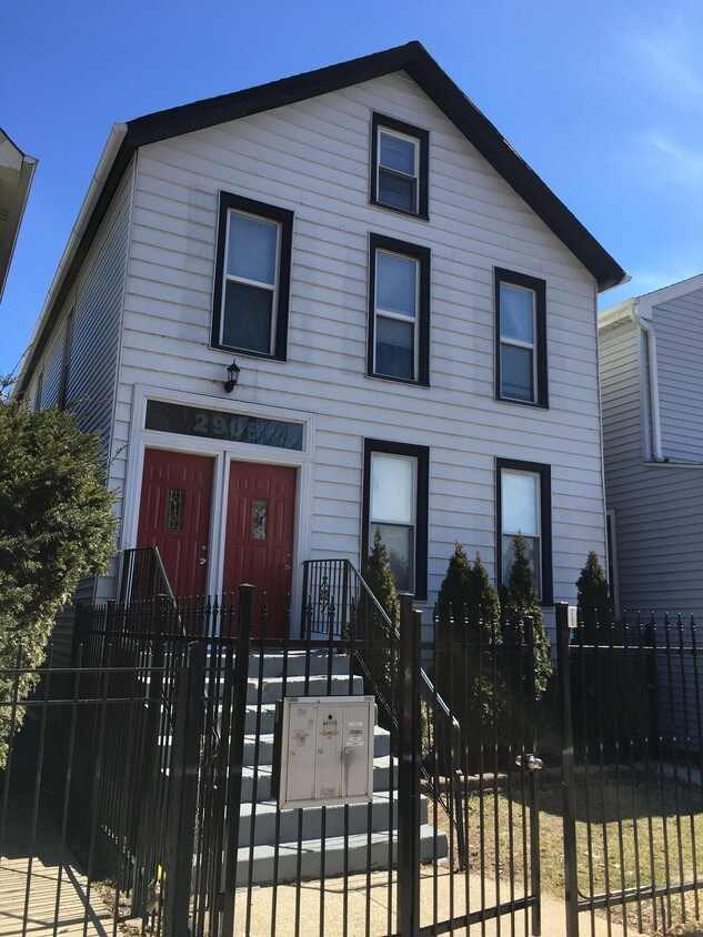 Primary Photo - 2909 N Hoyne Ave