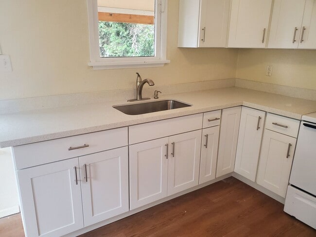 Building Photo - Upgraded 1 Bed 1 Bath Blocks from PSNS