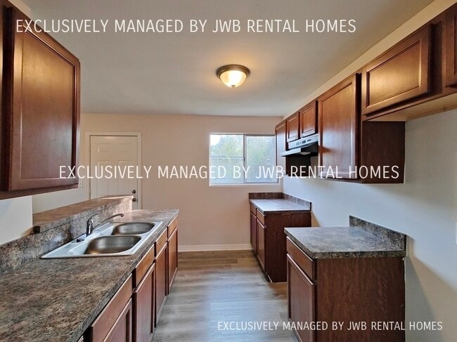 Building Photo - 6818 Miss Muffet Ln N