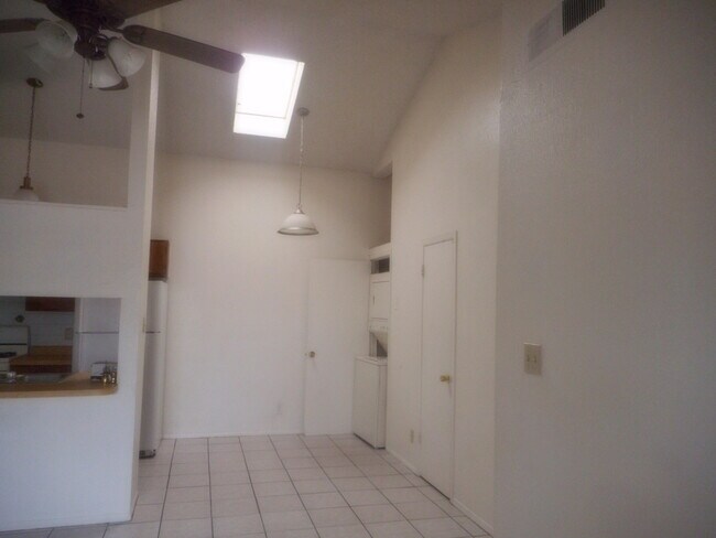Building Photo - 618 White Cliffs Dr