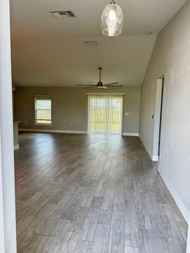 Foto del edificio - LIKE BRAND NEW 3 Bed, 2 Bath Home with 2-C...