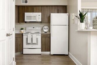 Building Photo - Castlebrook Apartments